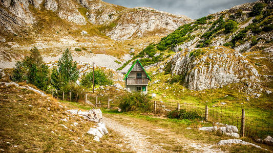 山谷里山村的传统小屋。 黑山共和国
