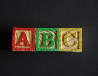 彩色的木立方体，代表大写字母，构成abc拉丁文字的前三个字母，称为字母表