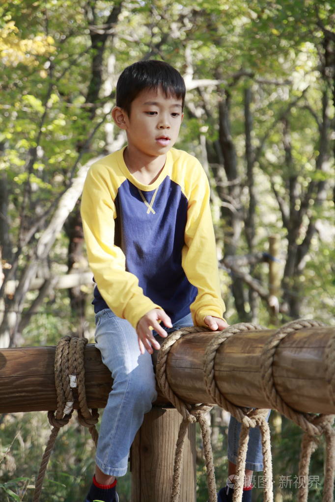 日本男孩在户外障碍课程(小学三年级)