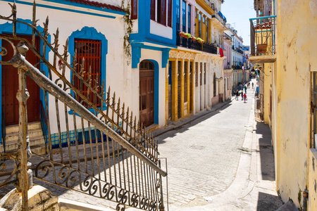 古哈瓦那殖民地时期五颜六色的建筑物的街道景象