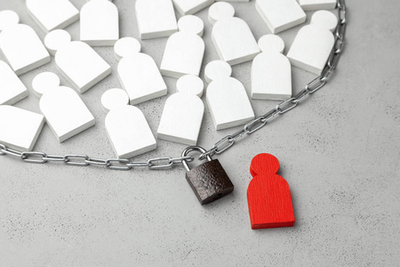 对自由的限制.许多人被铁链锁住.独裁者的权力是由人民控制的照片