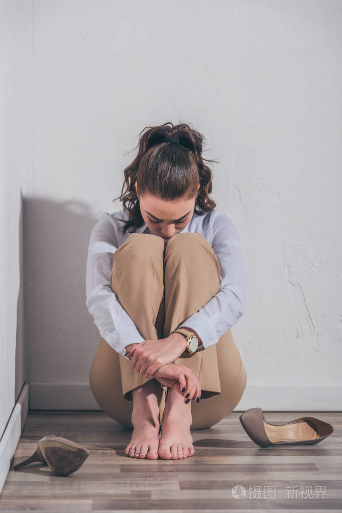 女人抱膝盖的图片图片