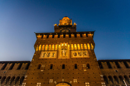 古中世纪的斯福扎古堡卡斯特洛，斯福泽斯科闪电的正面墙塔，拉托雷德尔费拉雷特，灯光在日落，黄昏，黄昏，蓝色的天空，在米兰下面的景色