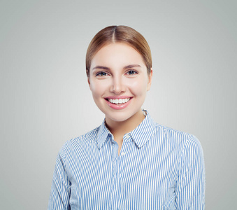 笑女学生或商业女性白人背景