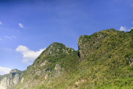 青山和美丽的天空