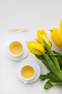 桌子上美丽的黄色郁金香，铭文，快乐的一天