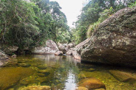 瀑布和河流在一个塞拉多斯奥高斯公园。 巴西里约热内卢彼得罗波利斯。 巴西森林