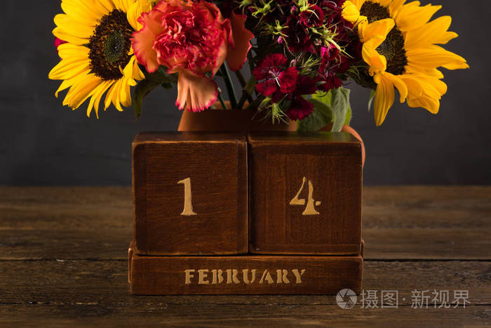 白色黄色和红色的花束在一个粘土花瓶在一个黑暗的背景上 为圣瓦伦丁日 Febtary14的老式木制永久日历照片 正版商用图片18k6wt 摄图新视界