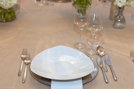 宴会或婚宴的餐桌，豪华优雅的餐桌，布置晚餐