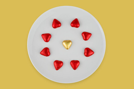 抽象巧克力糖果在心脏形状在白色板材