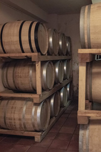 克罗地亚Hvar2018年6月在维诺托米奇葡萄园的地窖里堆放着等待葡萄酒成熟的酒桶。