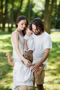 爸爸妈妈抱着女儿抱着儿子照片