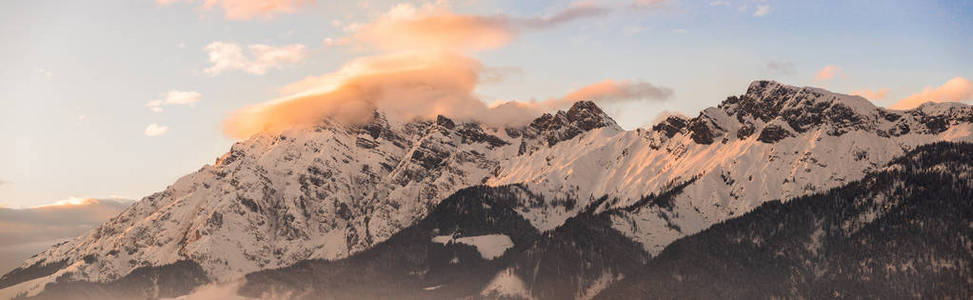 在傍晚的太阳下，阿尔卑斯山，奥地利，雪山的田园风光