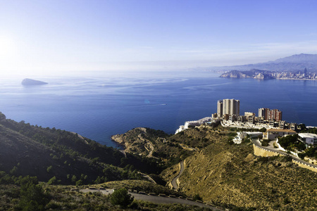 在阳光明媚的一天，可以俯瞰西班牙贝尼多姆的摩天大楼山路和伊斯拉岛。