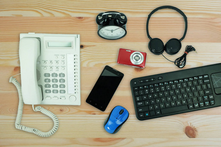 白色办公室座机电话智能手机键盘电脑和桌钟