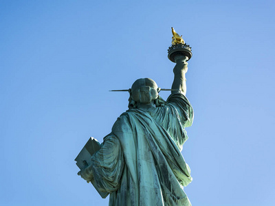 美国纽约曼哈顿自由女神像后景