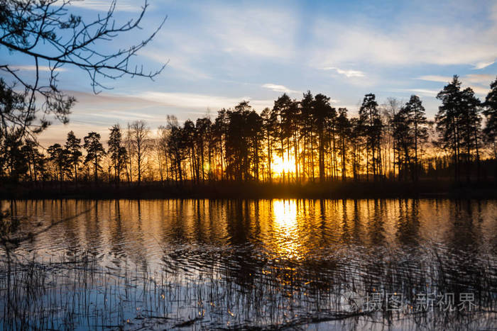 日落时，Kymijoki河水域美丽的秋季景观。 芬兰