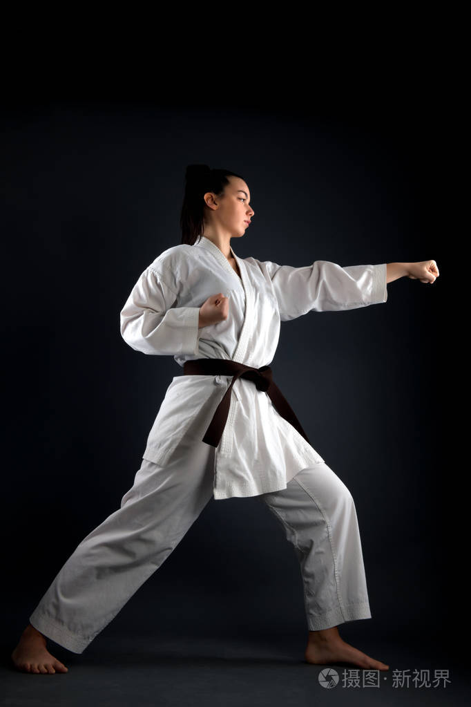 年轻女子练空手武术