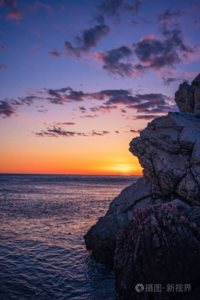 黑山彼得罗瓦茨海岸悬崖上美丽的日落