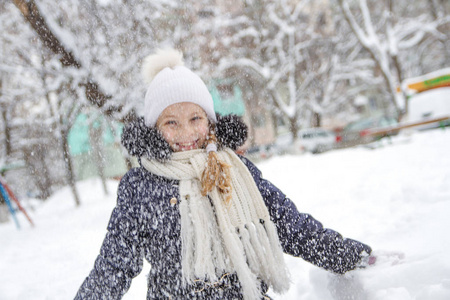 冬天公园里，快乐的女孩在玩雪