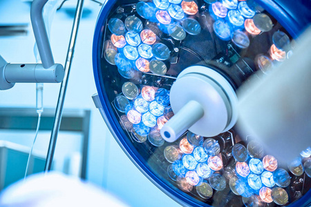 手术室里的外科灯采用艺术照明和蓝色滤光片