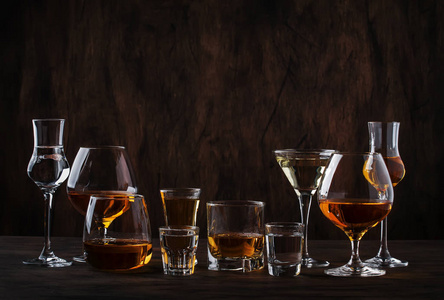 大杯和小杯中的硬烈性酒精饮料的选择:伏特加干邑龙舌兰酒和威士忌,利