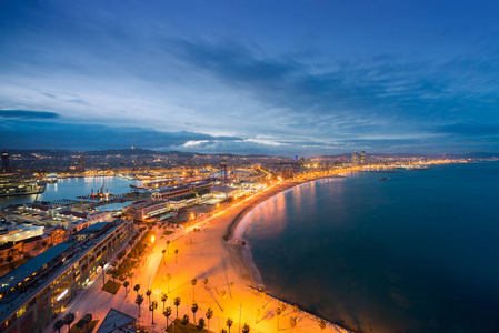 夏季夜晚巴塞罗那海滩沿西班牙巴塞罗那海滨的鸟瞰。 西班牙地中海。
