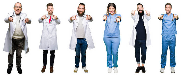 整理一组医生和外科医生，人们在白色的孤立背景上指着你，相机用手指微笑，积极和快乐