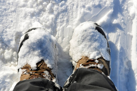 雪地里的登山靴。