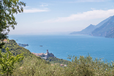 美丽的山景。 蒙蒂巴尔多蓝色泻湖