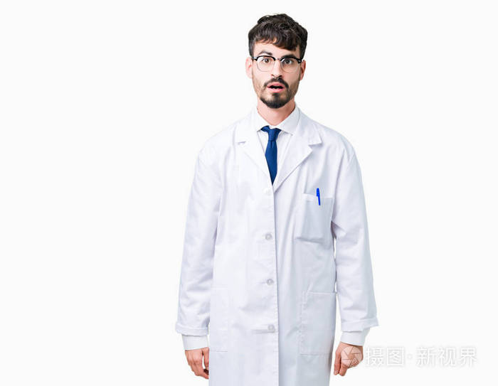 年轻的职业科学家穿着白色外套的男人在孤立的背景上害怕和震惊惊讶的
