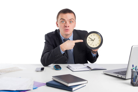 商务人士时间管理和办公概念商人西装革履地拿着时钟，显示白色背景上的时间隔离