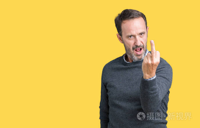 一个中年男人穿着毛衣,在孤立的背景下,露出中指,不礼貌和粗鲁的表情