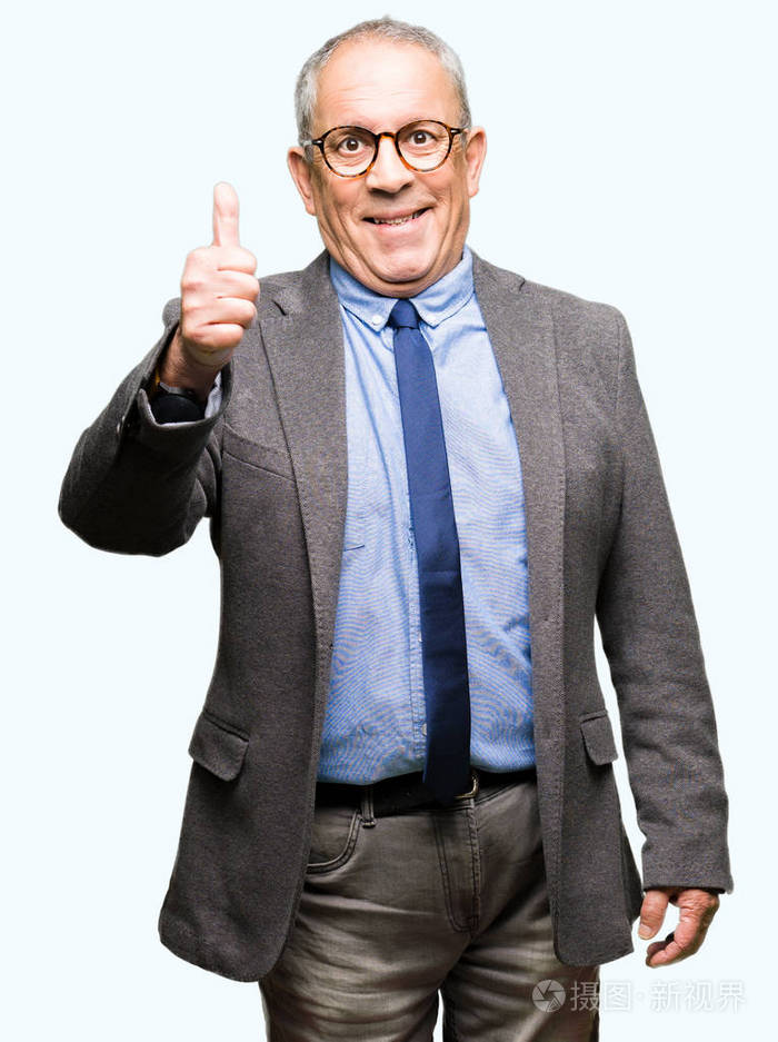 英俊的高级商人戴着眼镜和领带用手做快乐的竖起大拇指的手势赞许的