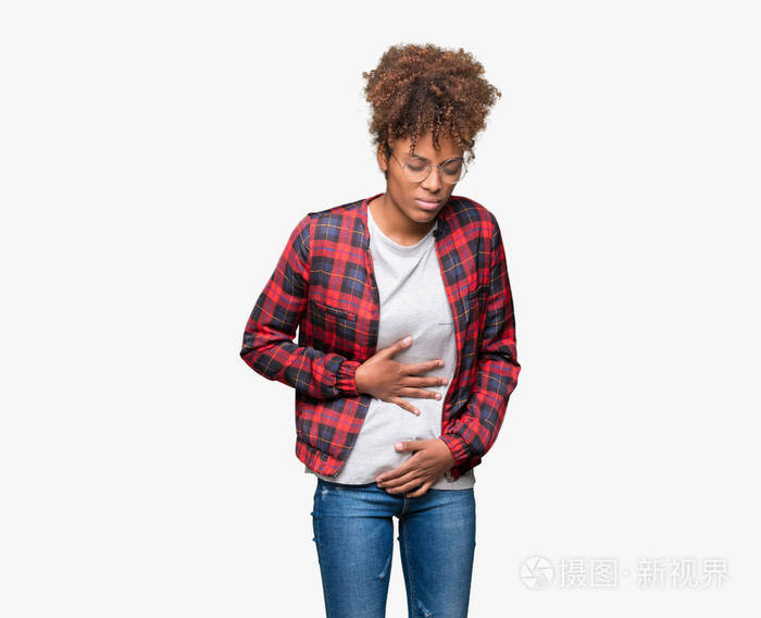 美丽的年轻非裔美国妇女戴着眼镜戴着孤立的背景手放在肚子上因为消化