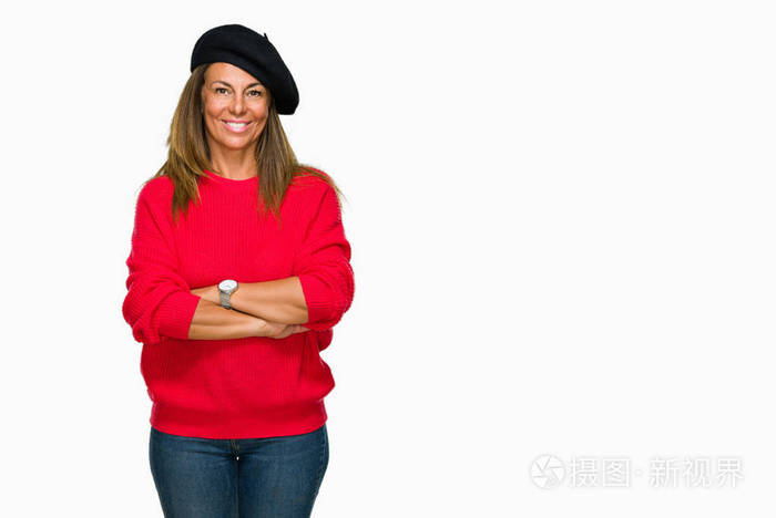 中年成年女性穿着时尚贝雷帽，在孤立的背景上，快乐的脸，用交叉的手臂微笑，看着相机。 积极的人。