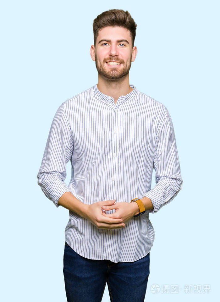 年轻英俊的男人双手并拢手指交叉微笑轻松愉快成功和乐观