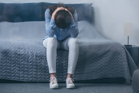 孤独的人在整个宇宙, 孤独和孤独卡通矢量插画寂寞的樱花在春天阳光