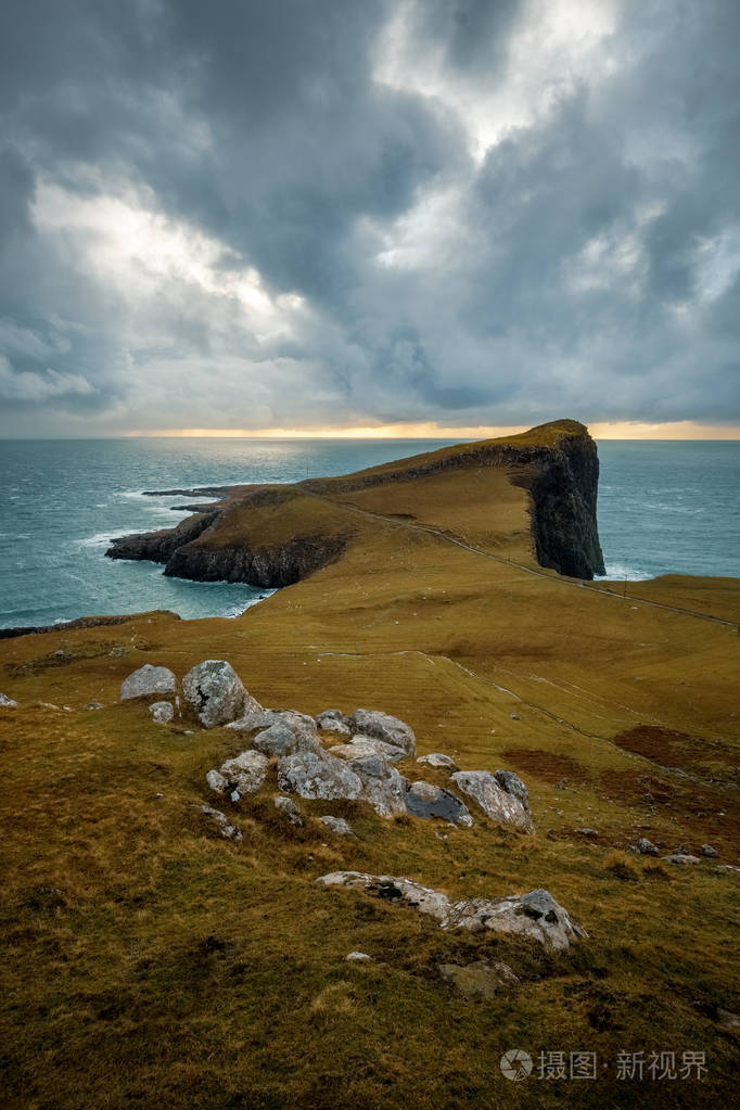 尼斯特点灯塔周围的景观是英国苏格兰天空岛最著名的景点之一