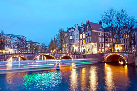 凯泽斯格雷赫特交叉桥的阿姆斯特丹运河和历史房屋在黄昏时间荷兰。