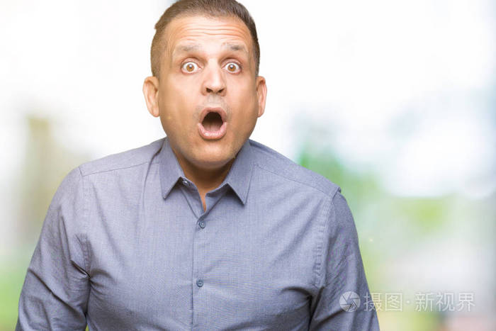中年阿拉伯商人在孤立的背景下害怕和震惊表情惊讶恐惧和兴奋的脸