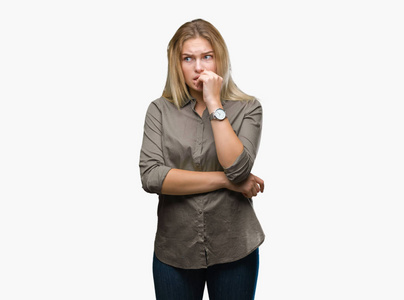 年轻的白种人商业女性，在孤立的背景下，看上去压力很大，紧张，双手咬着嘴的指甲。焦虑问题。