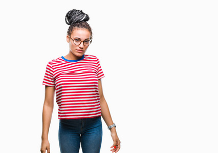 美国黑人少女戴着眼镜，戴着独立的背景，脸上表情严肃。简单自然的看着镜头..