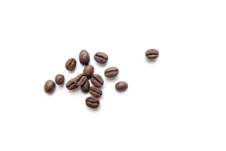 在白色背景上分离的咖啡豆。特写图像。