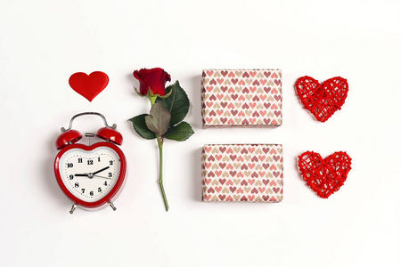 浪漫的自上而下组成的闹钟, 玫瑰, 礼物