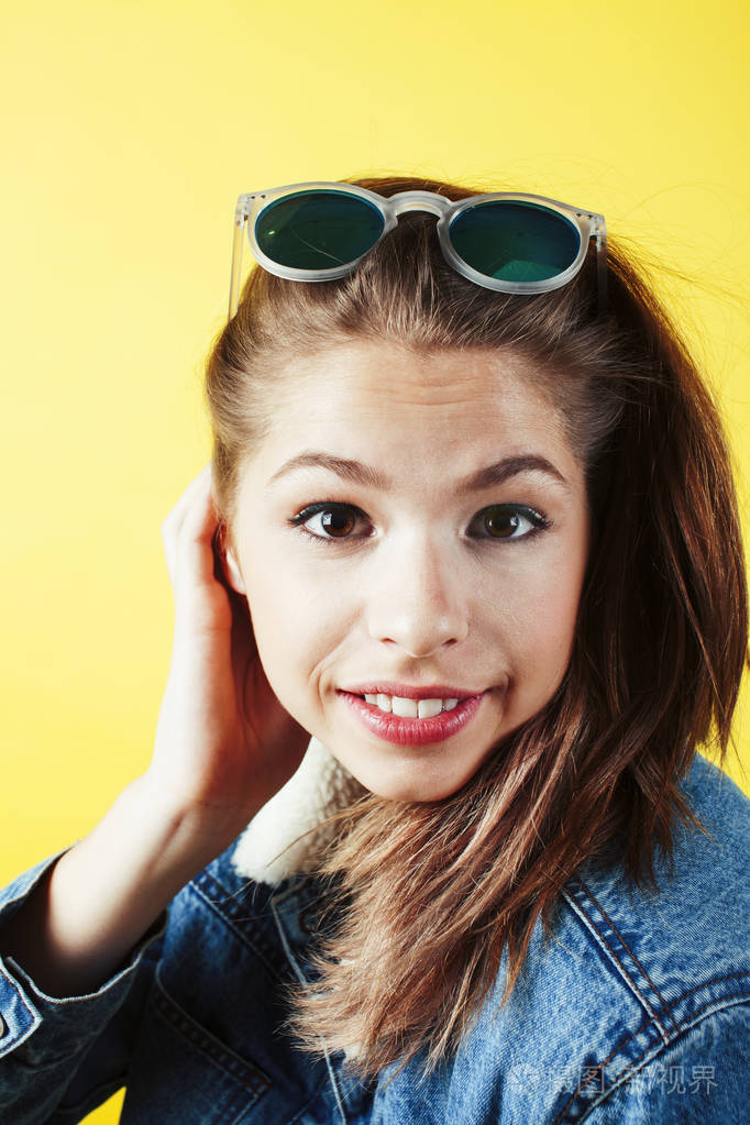 生活方式的人概念: 年轻漂亮学校十几岁的女孩开心快