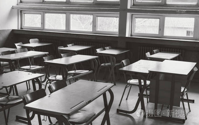 陈旧废弃的学校教室内部黑白分明