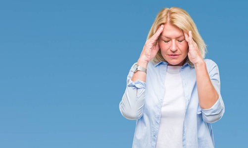中年金发妇女超过孤立的背景，手在头部疼痛，因为压力。 偏头痛。