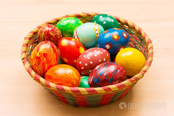 复活节背景与手工彩色鸡蛋在巢。 上面的风景。 节日传统