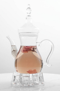 玻璃壶里的热花茶
